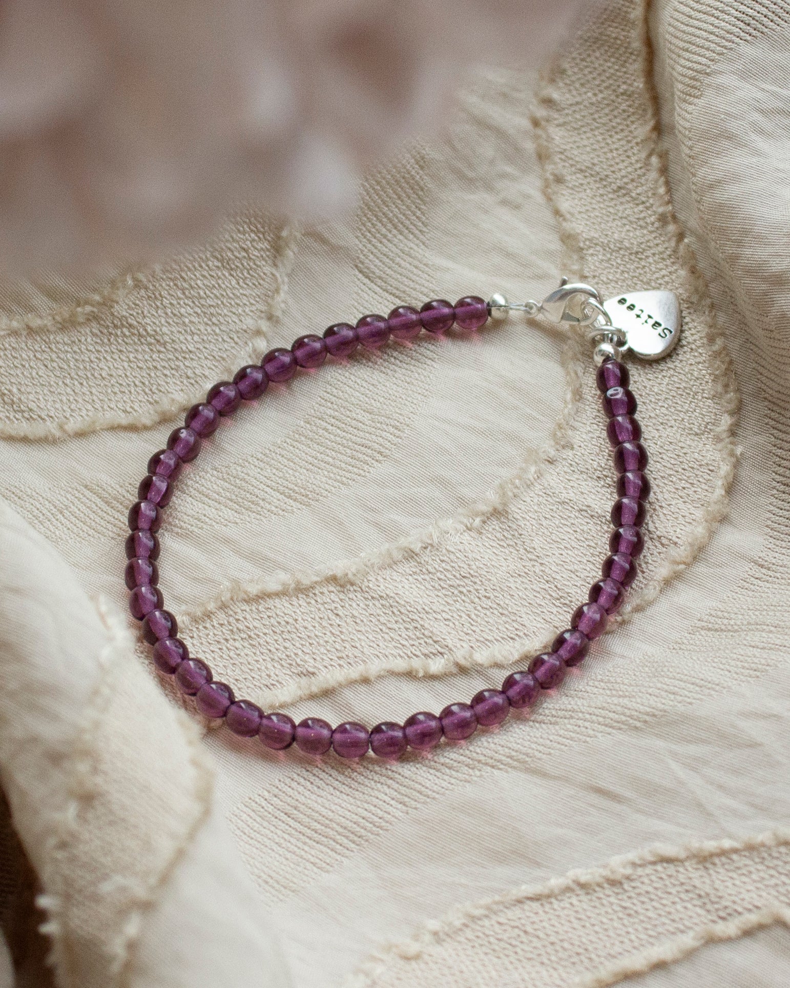 paars kralenarmbandje met hartjesbedel