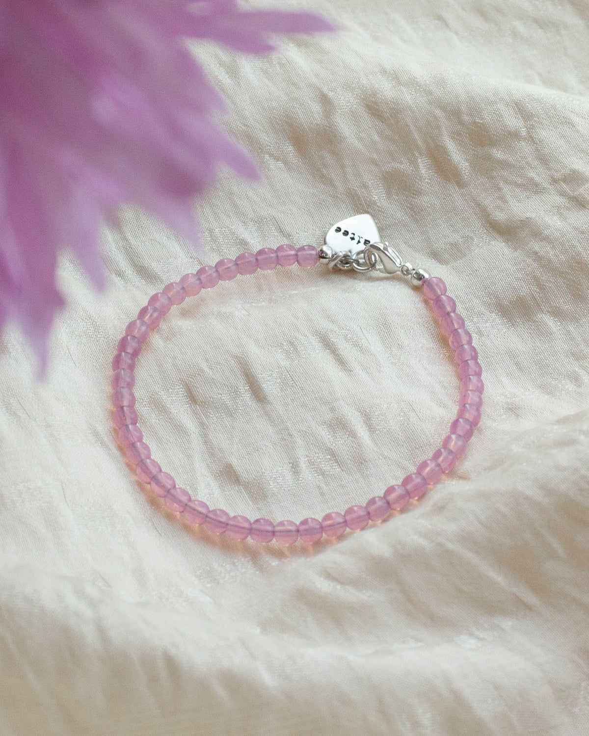 roze kralenarmbandje met hartjesbedel