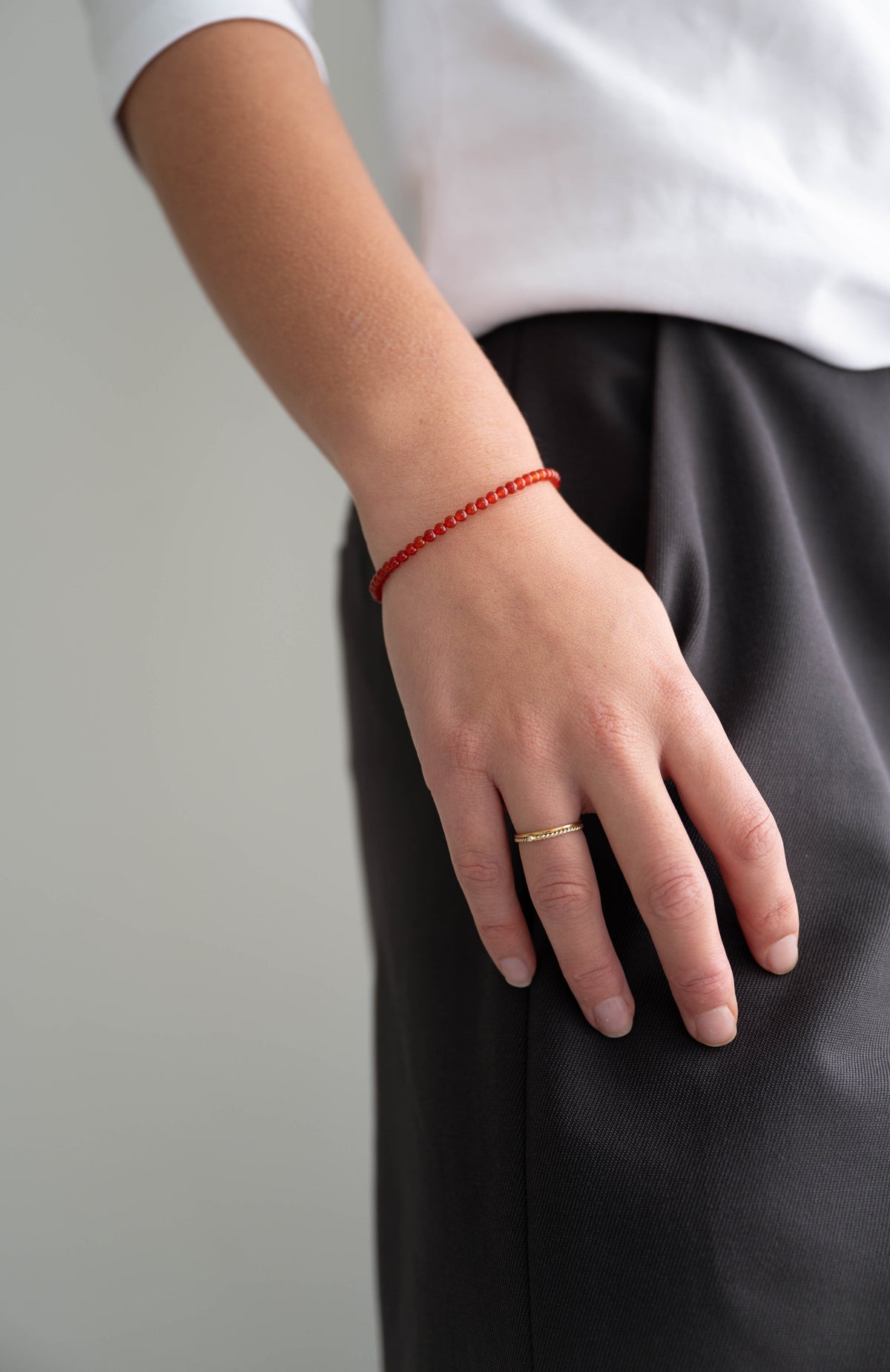 oranjerood carneool edelsteen kralen armbandje om damespols