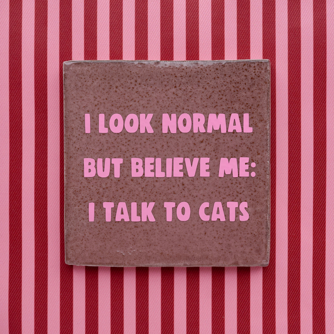roze tegel met tekst i look normal but believe me i talk to cats
