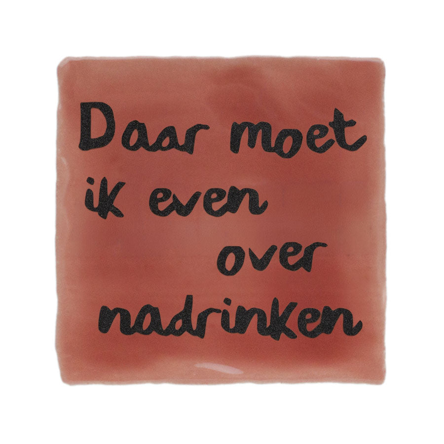 quote tegel oud roze met zwarte glitter letters daar moet ik even over nadrinken