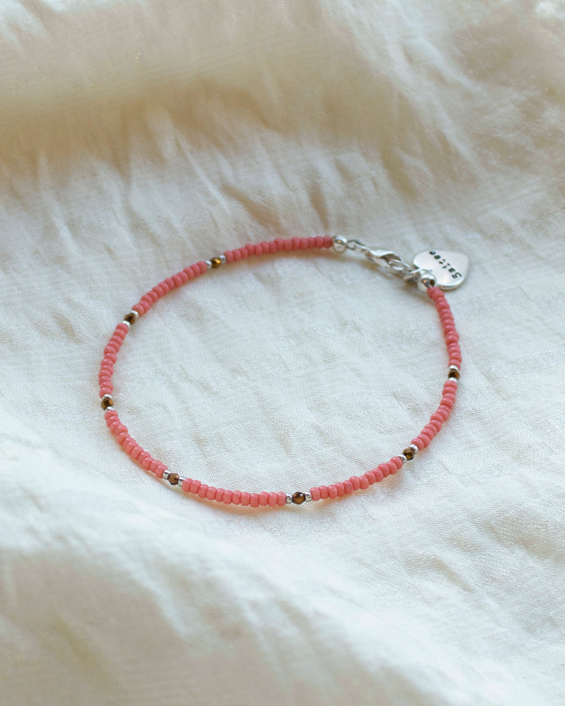 oranje kralenarmbandje met hartjesbedel