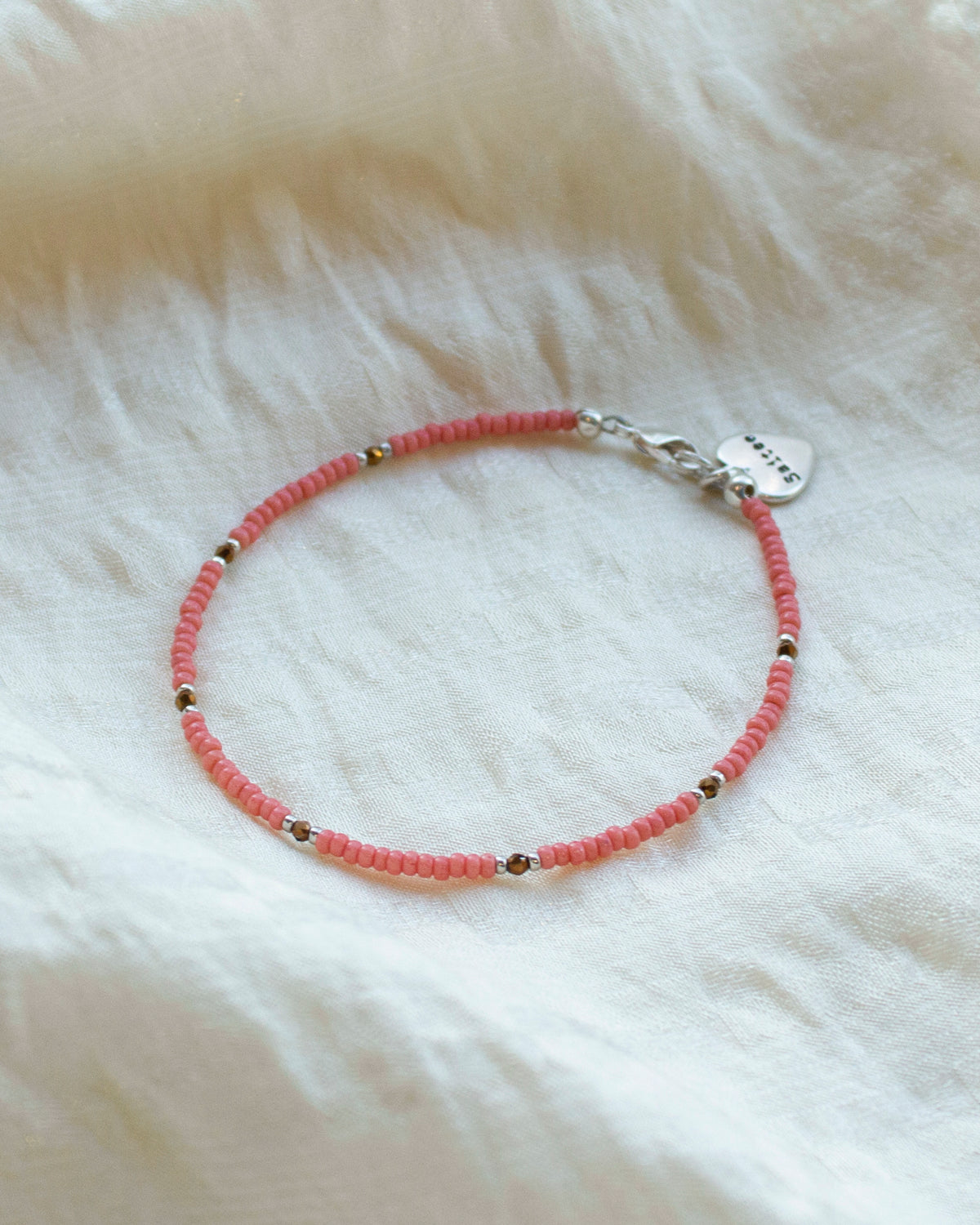 oranje kralenarmbandje met hartjesbedel