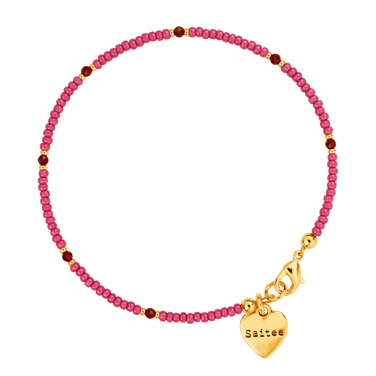 donkerroze kralenarmbandje met patroon met goud slotje en hartjes bedel