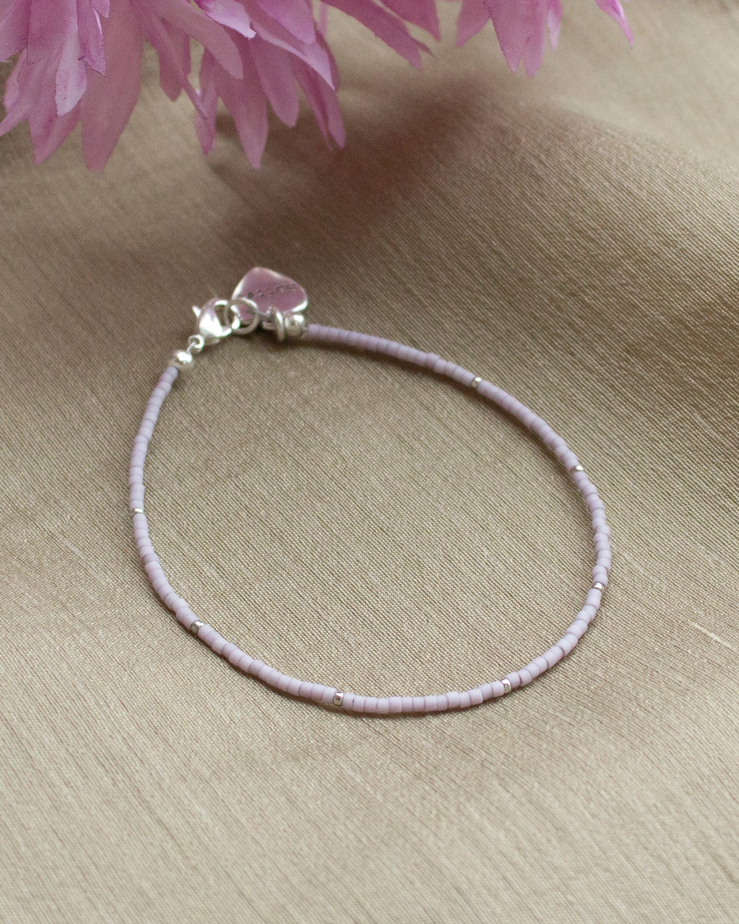 fijn lila kralenarmbandje met hartjesbedel