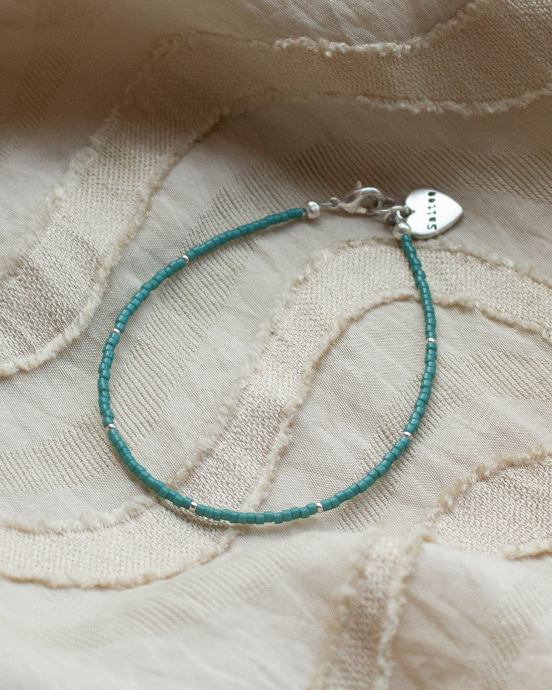 fijn groen kralenarmbandje met hartjesbedel