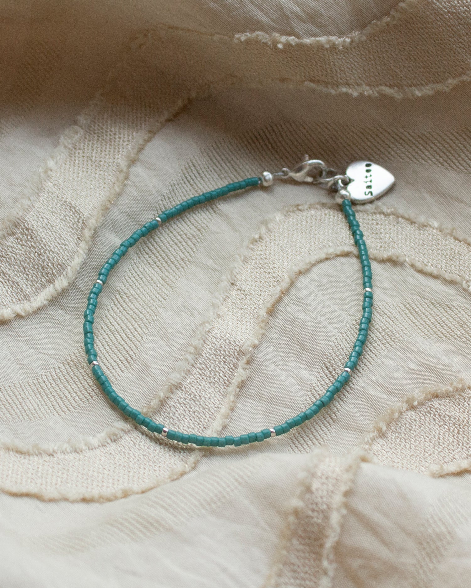 fijn groen kralenarmbandje met hartjesbedel