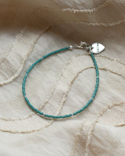 fijn groen kralenarmbandje met hartjesbedel