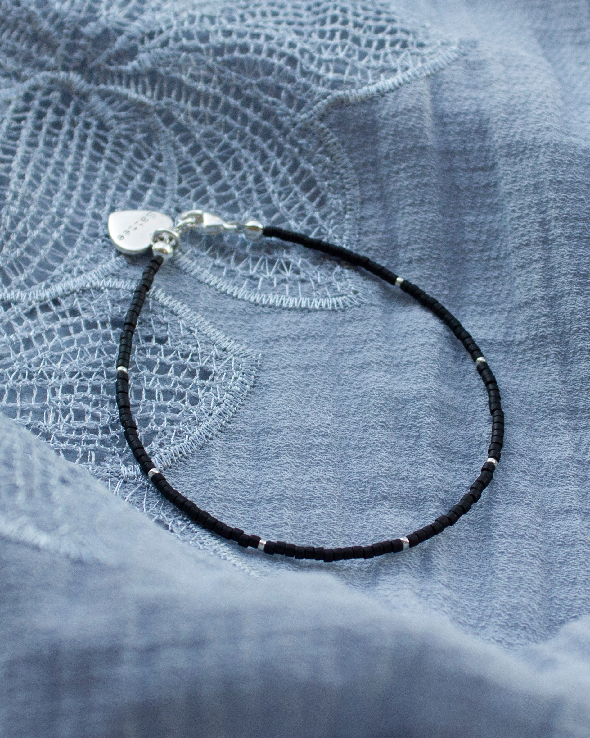 zwart fijn kralenarmbandje met hartjesbedel