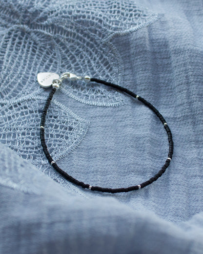 zwart fijn kralenarmbandje met hartjesbedel