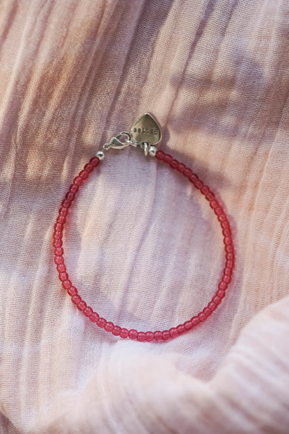 rood roze kralenarmbandje met hartjes bedel