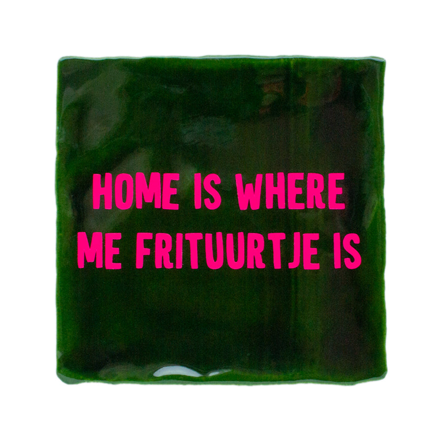 donkergroen tegeltje met neonroze tekst home is where me frituurtje is