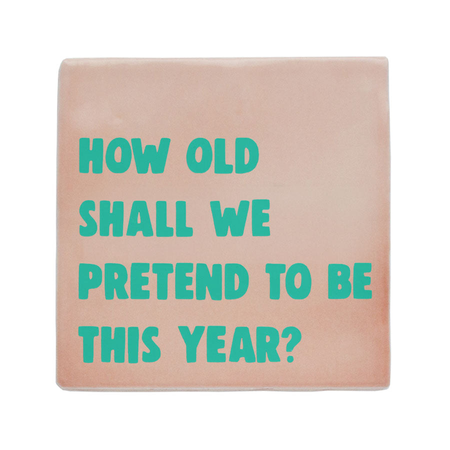 roze tegel met groene tekst how old shall we pretend to be this year origineel verjaardagscadeau