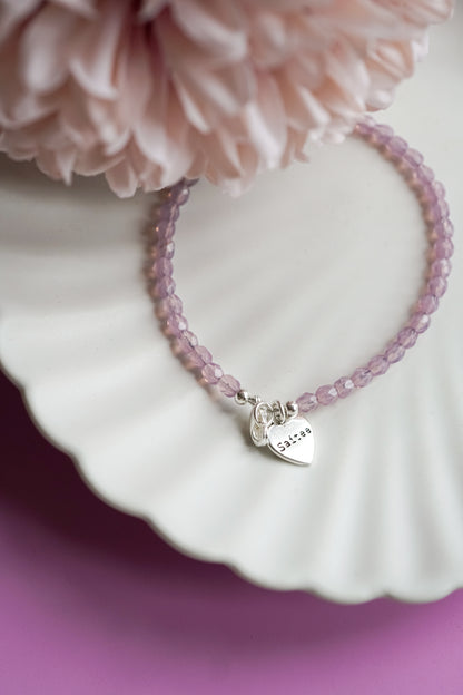 lila roze kralenarmbandje met hartjesbedel