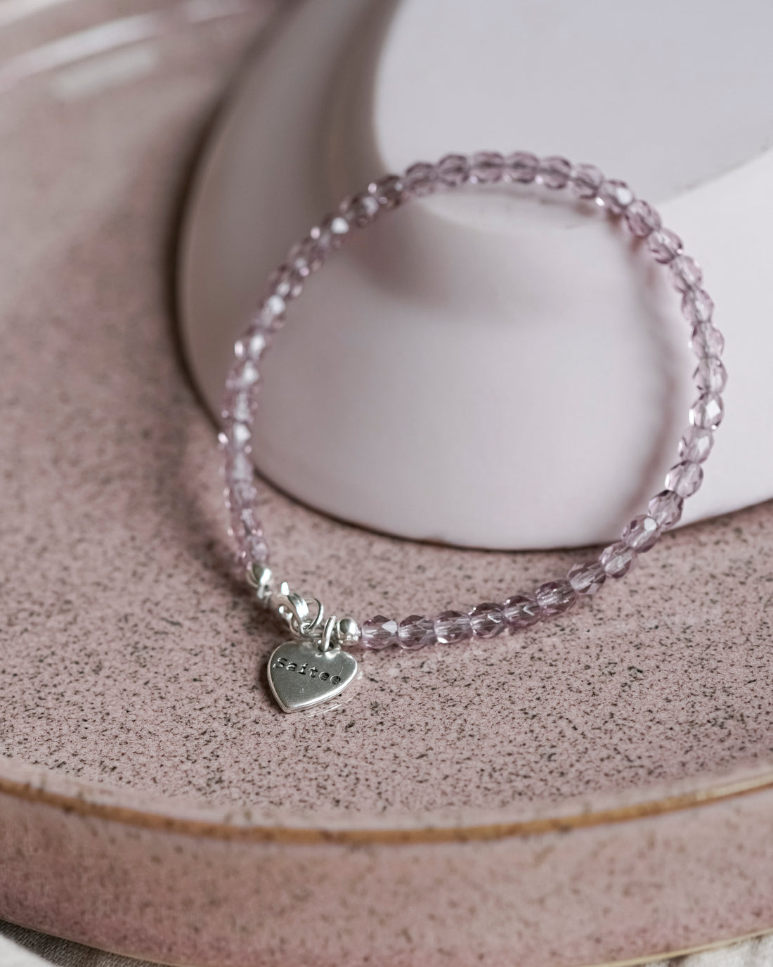 roze lila kralenarmbandje met hartjesbedel