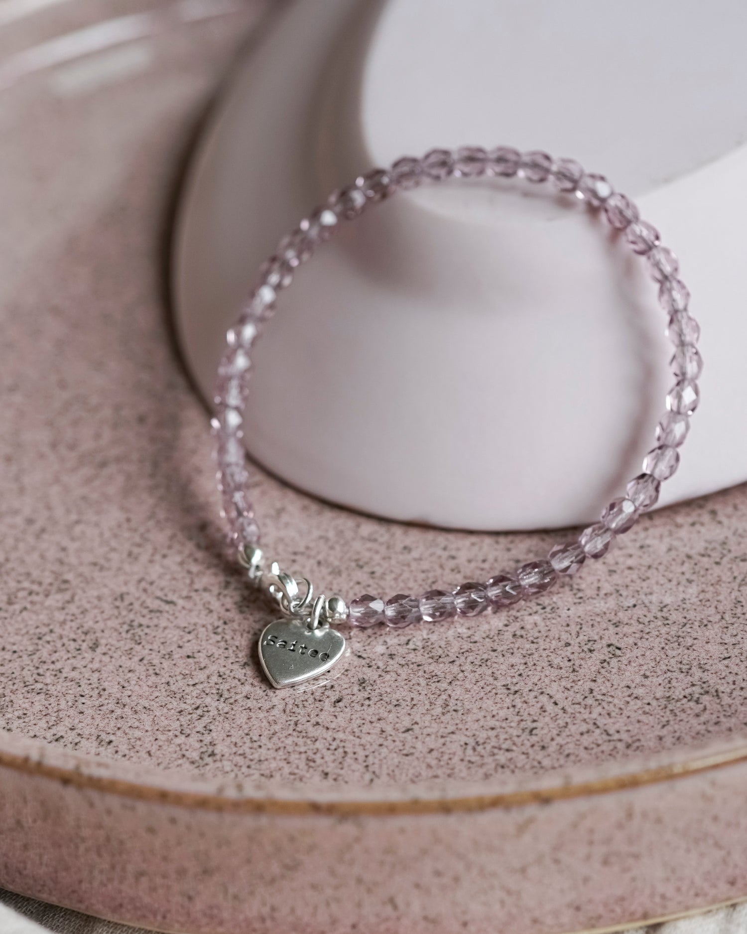 roze lila kralenarmbandje met hartjesbedel