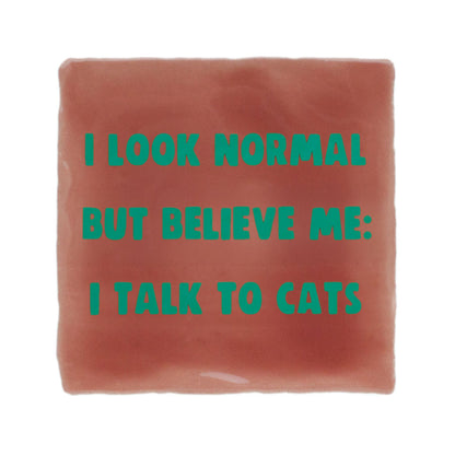 quote tegeltje in roze met groene letters i look normal but believe me i talk to cat