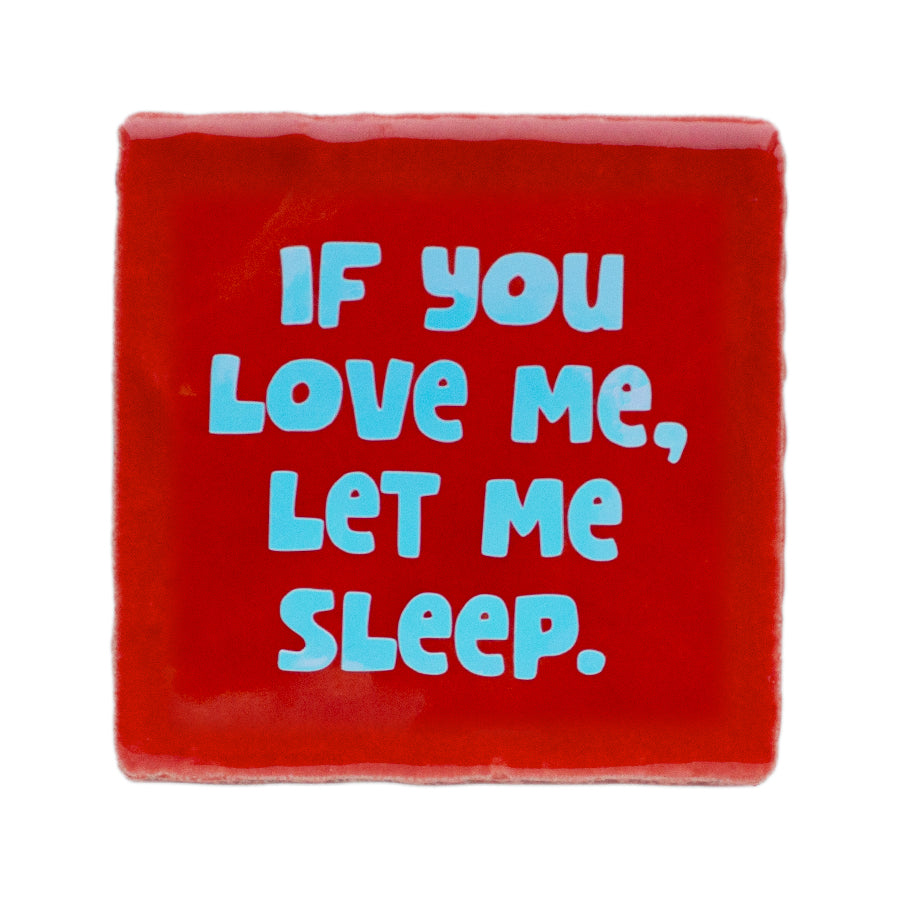 rood tegeltje met tekst if you love me let me sleep