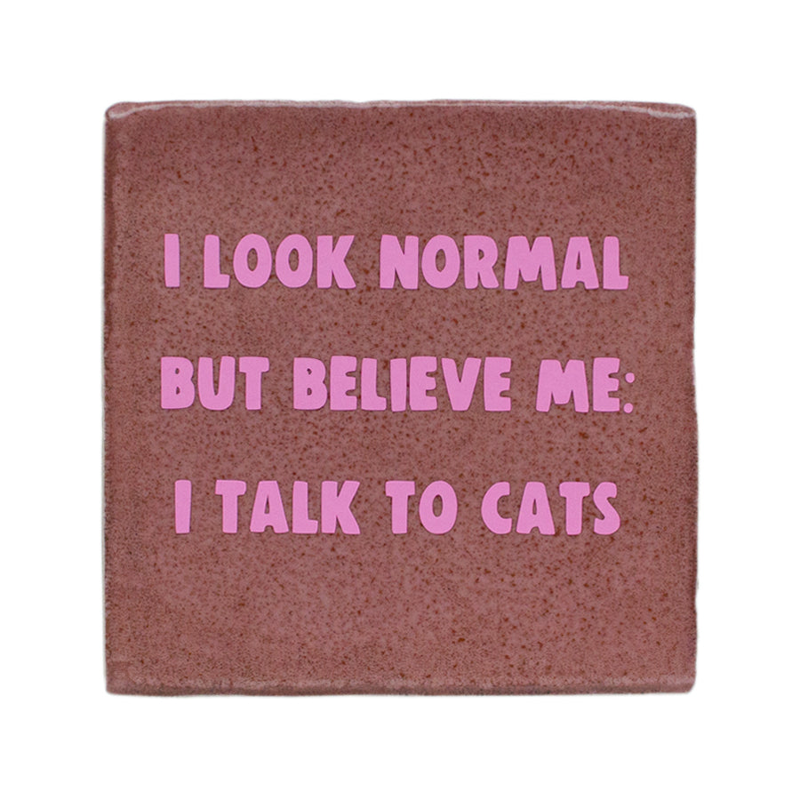 roze tegeltje met tekst i look normal but believe me i talk to cats