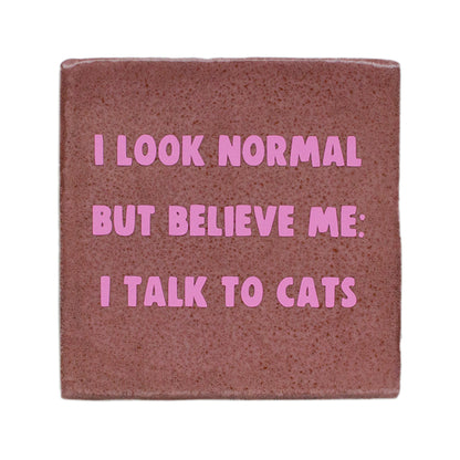 roze tegeltje met tekst i look normal but believe me i talk to cats