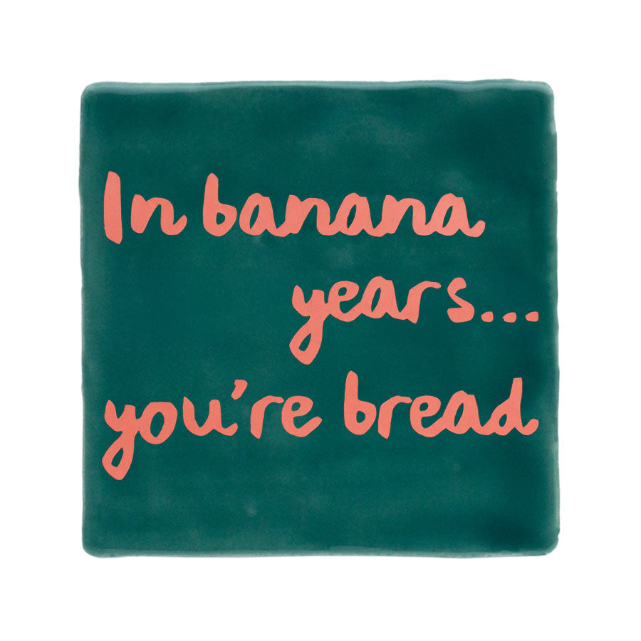 groene tegel met roze letters in banana years you&
