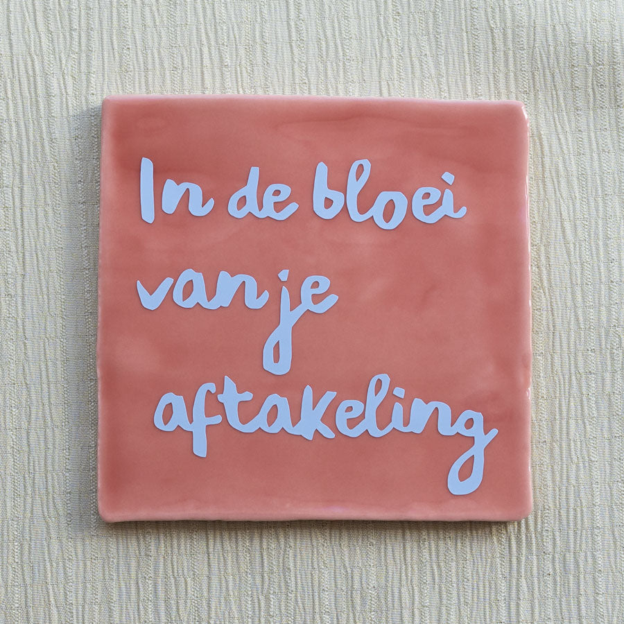 quote tegel in de bloei van je aftakeling roze met blauw