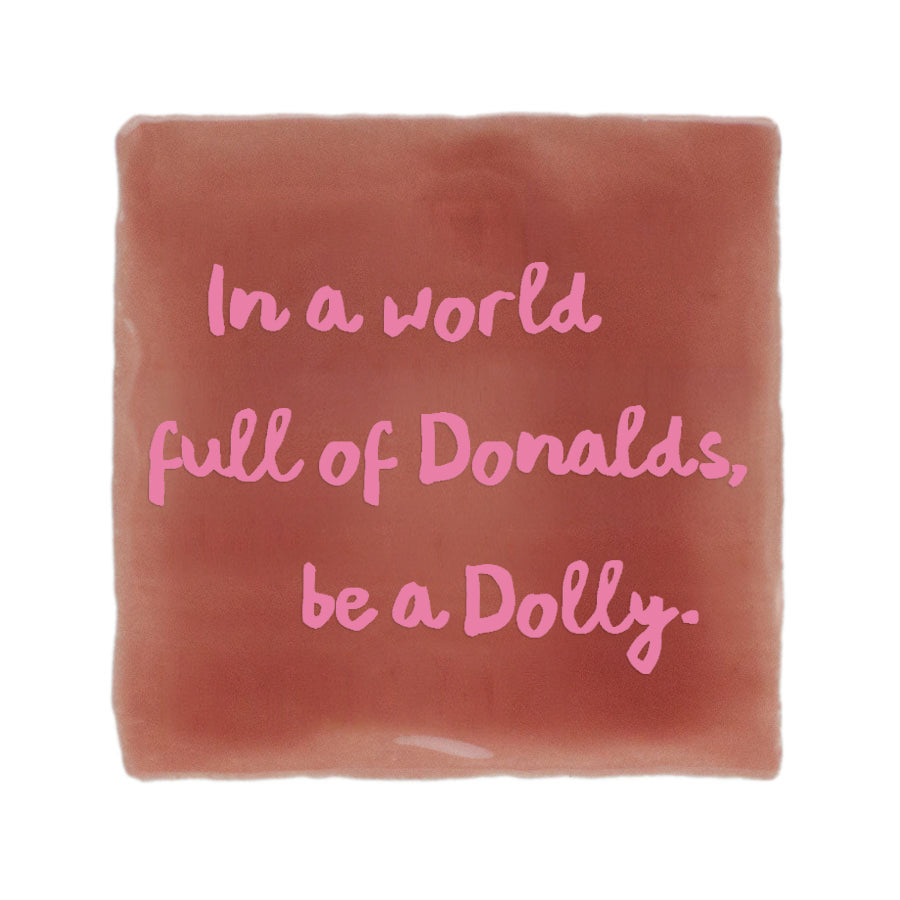 quote tegel met tekst in a world full of donalds be a dolly