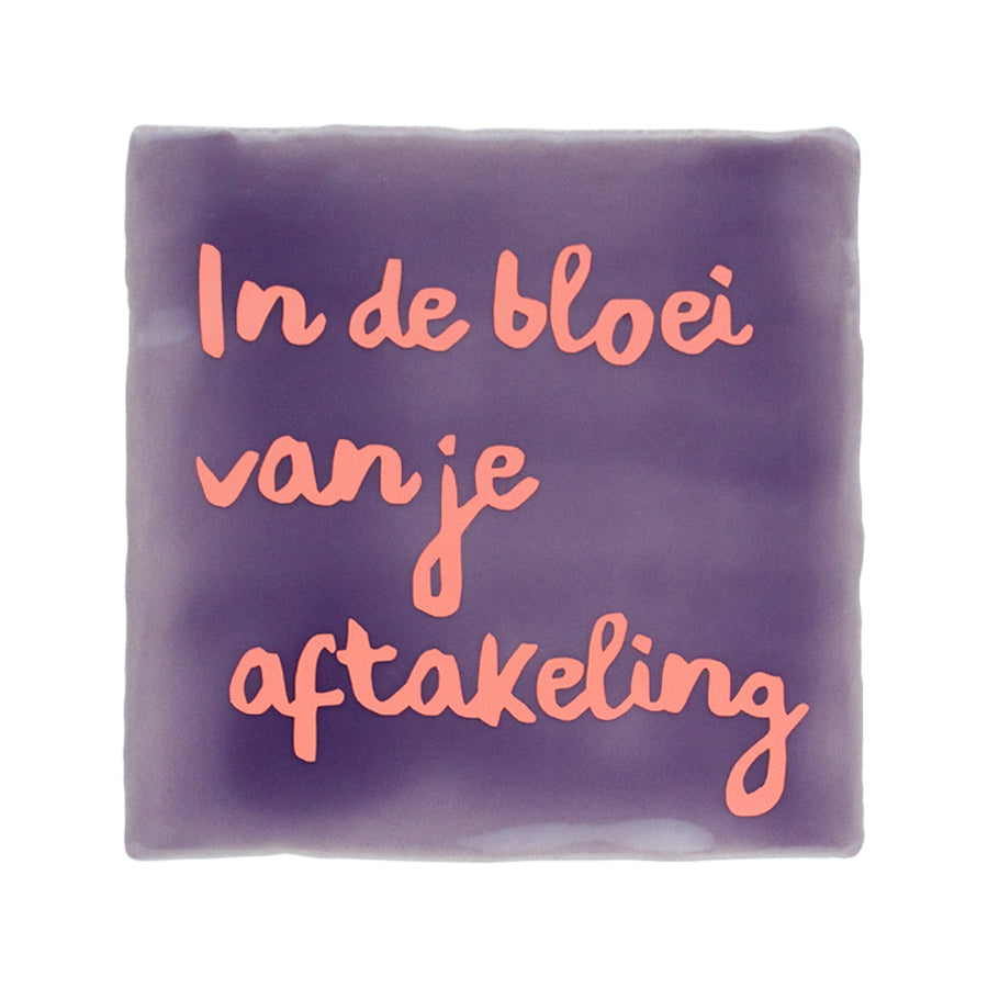 quote tegel in de bloei van je aftakeling paars met koraalroze