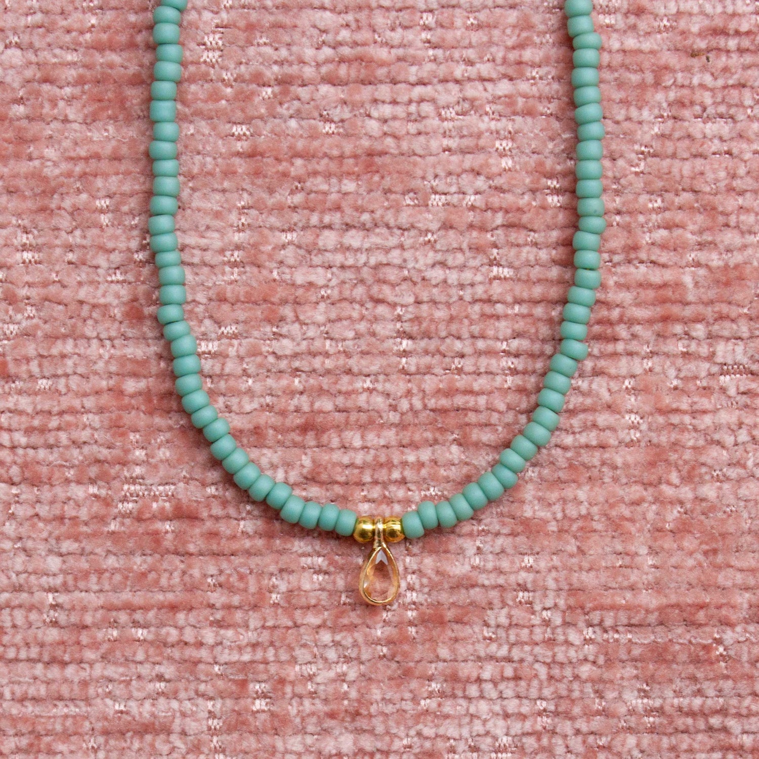close up mintgroen kettinkje met hanger