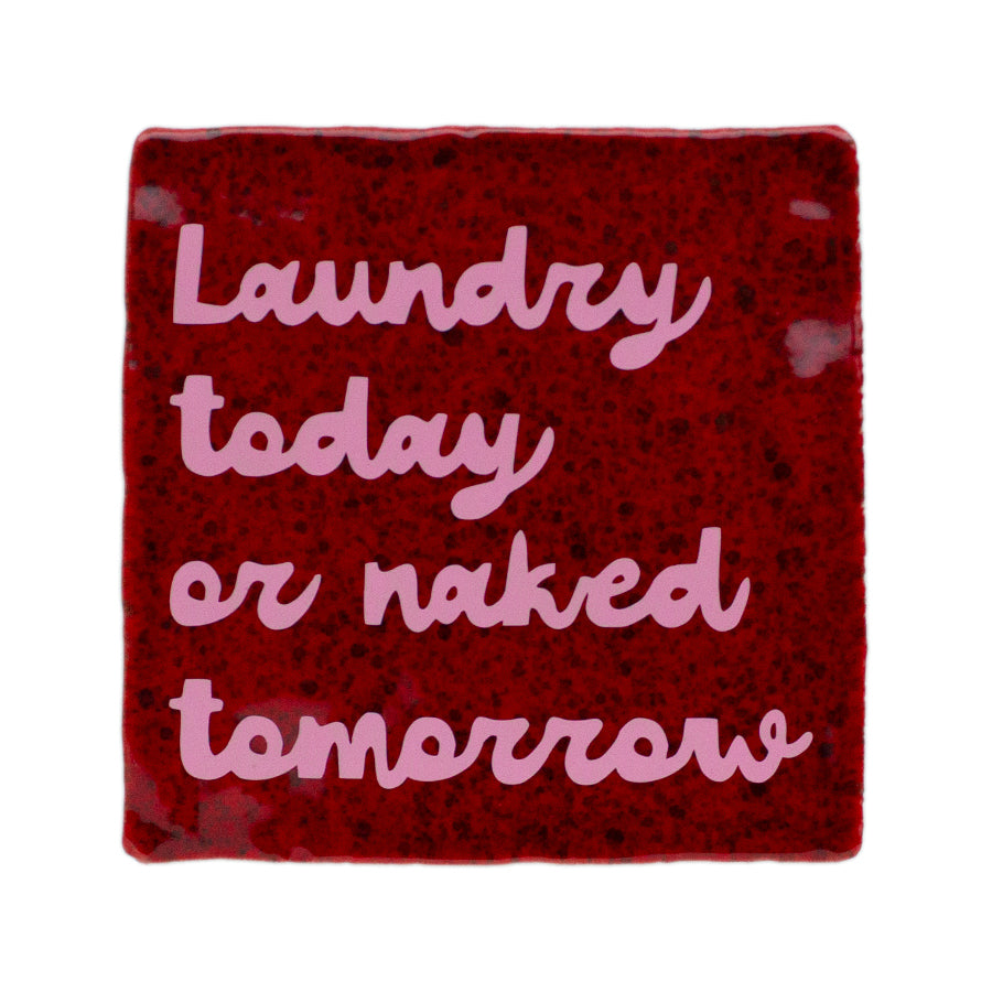 rood tegeltje met tekst laundry today
