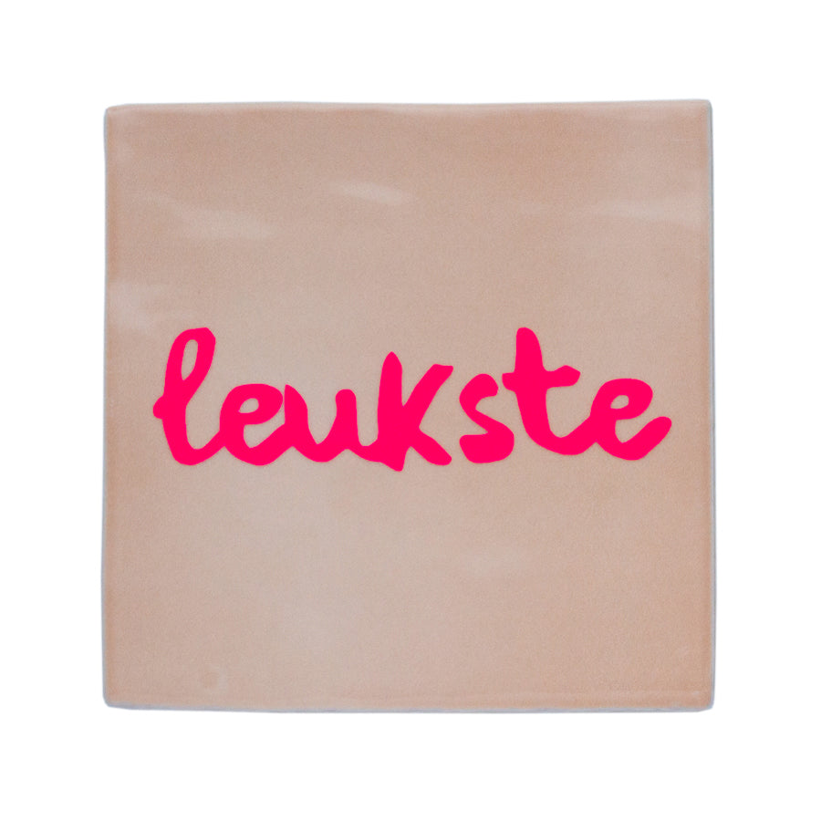 lichtroze tegel met tekst leukste in neonroze