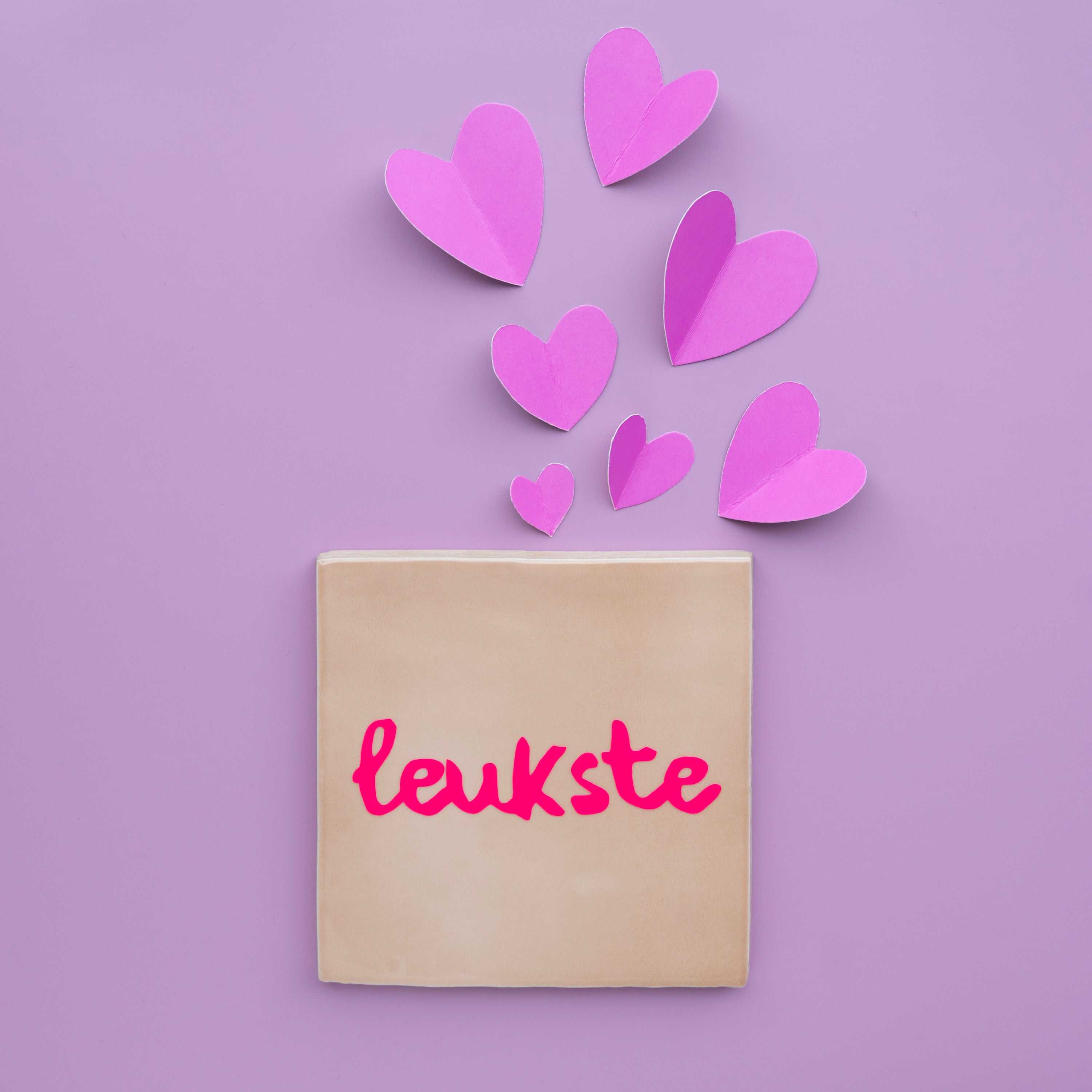 roze tegel met neonroze tekst leukste en hartjes