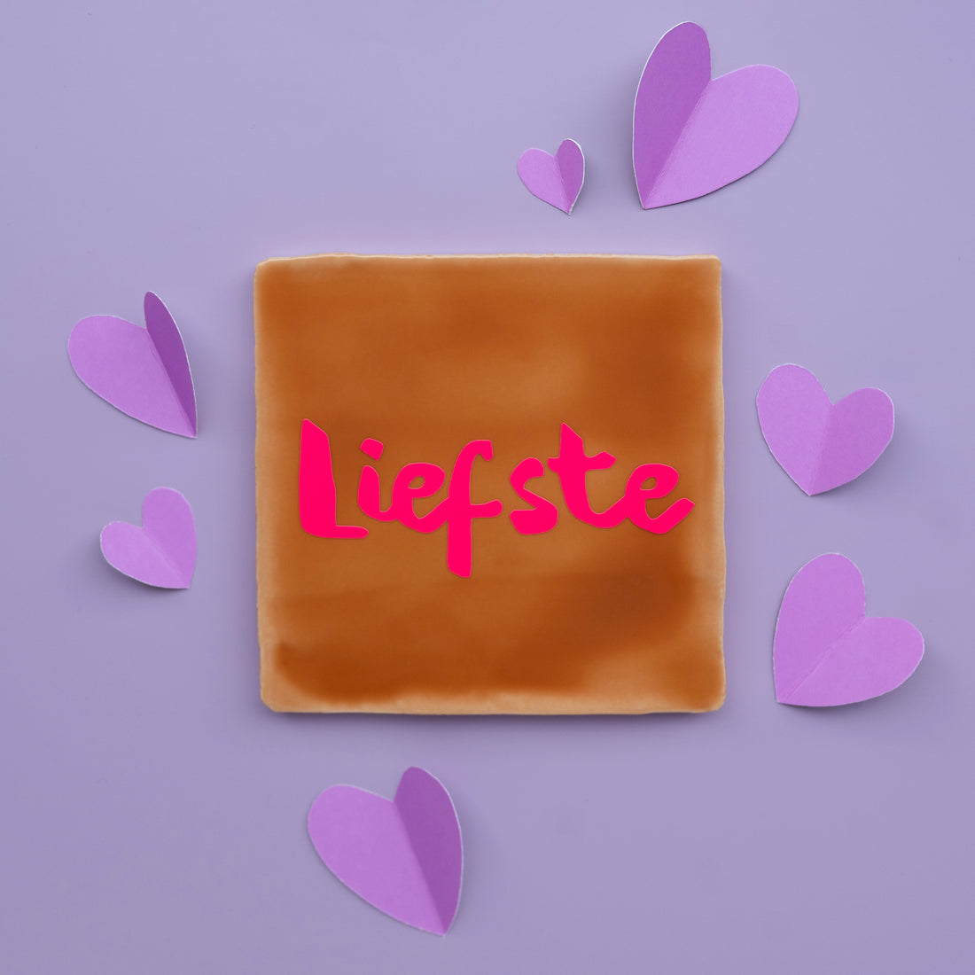 caramelkleurige tegel met roze tekst liefste en hartjes