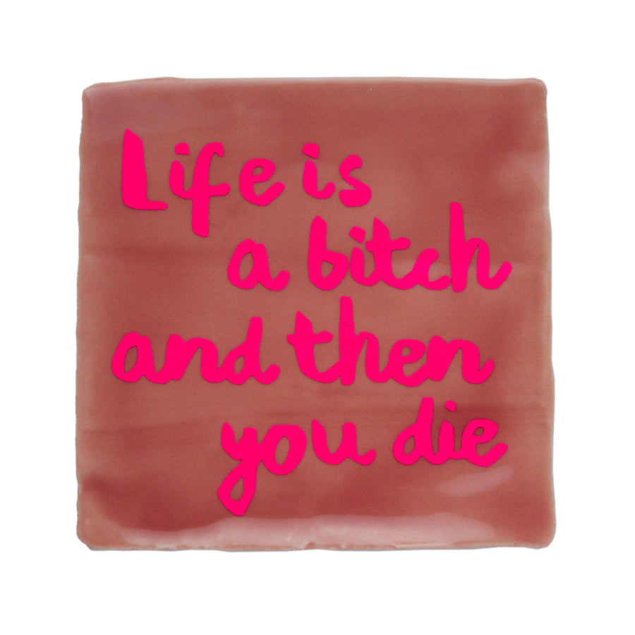 oudroze tegel met tekst life is a b*tch in neonroze letters