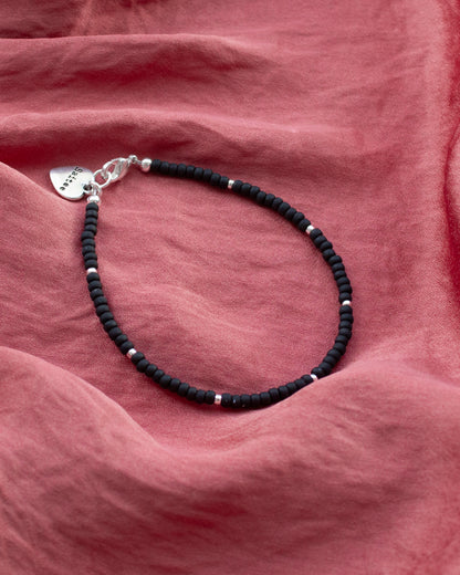 fijn armbandje van mat zwarte kraaltjes