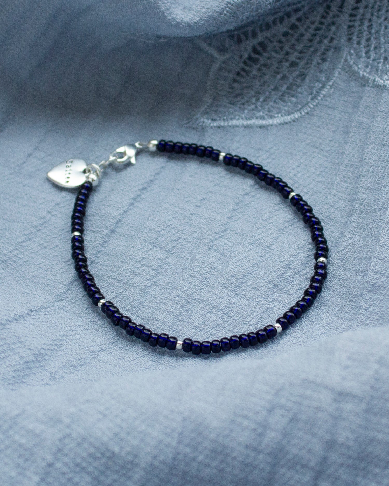 fijn navy donkerblauw kralenarmbandje met hartjesbedel