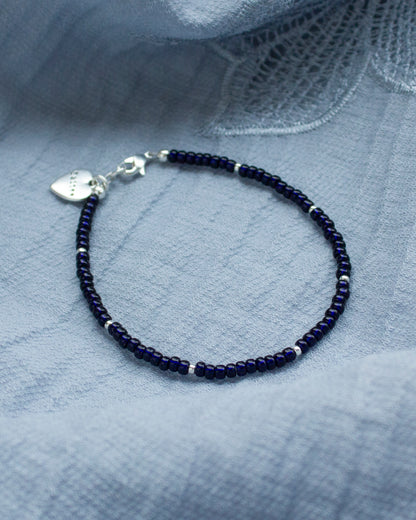 fijn navy donkerblauw kralenarmbandje met hartjesbedel