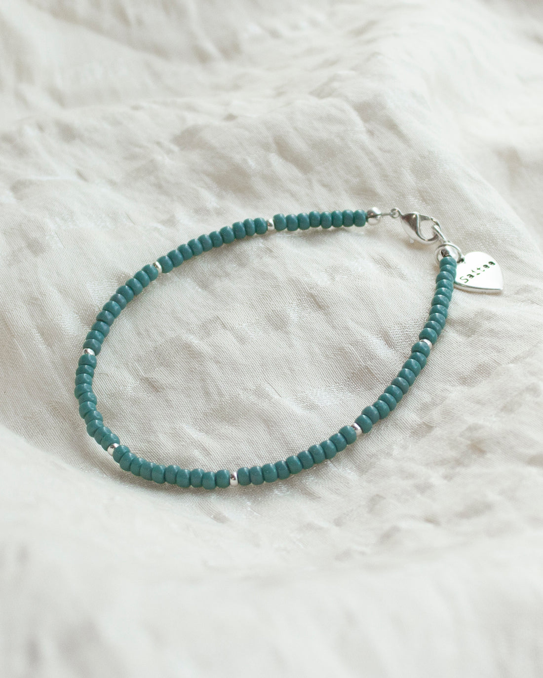 petrol groen kralenarmbandje met hartjesbedel