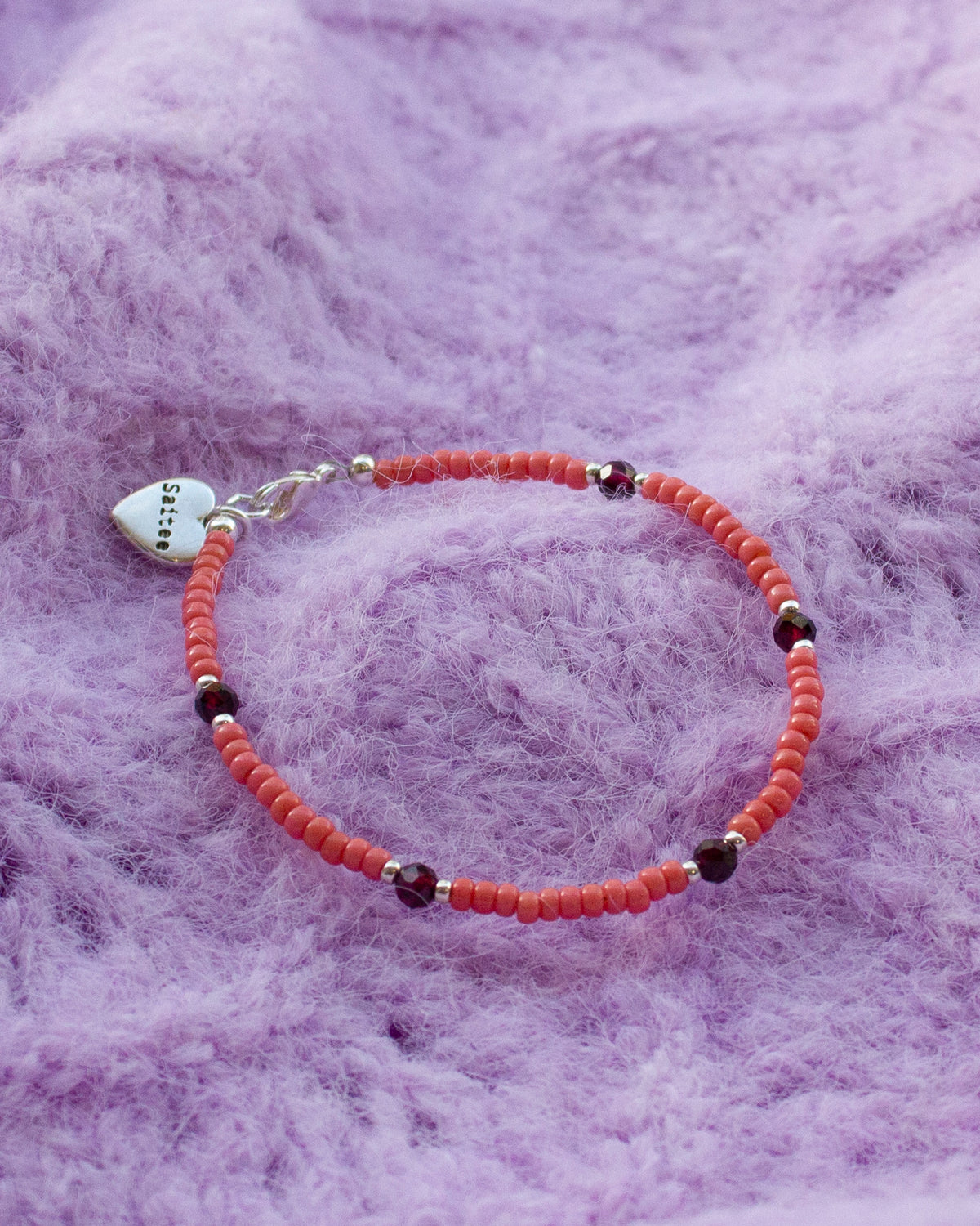 oranje kralenarmbandje met hartjesbedel