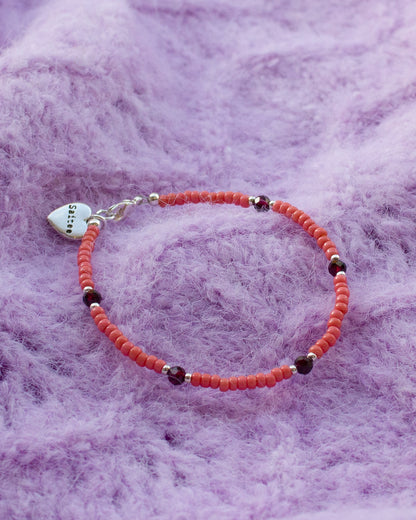 oranje kralenarmbandje met hartjesbedel