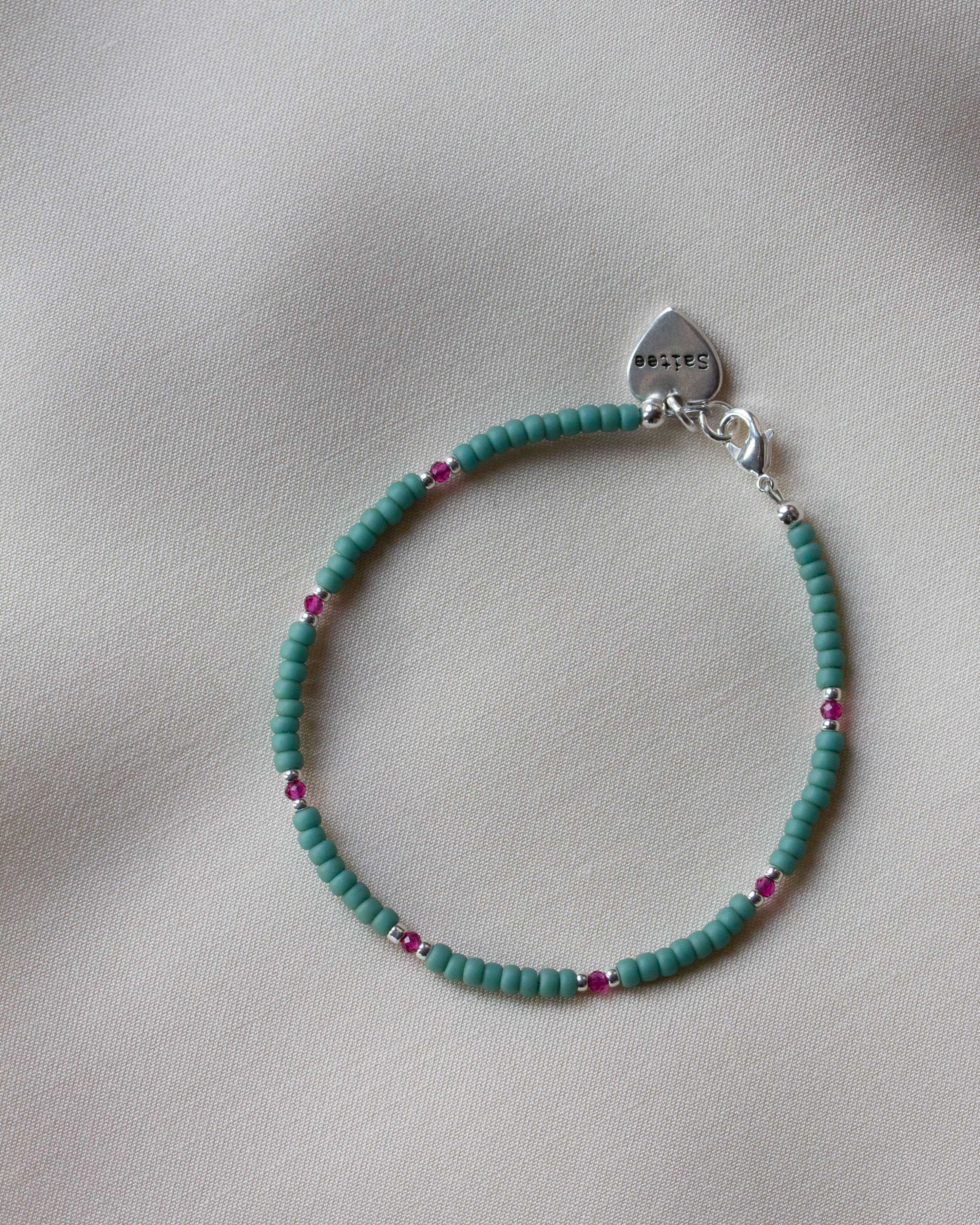 mintgroen met roze fijn kralenarmbandje met hartjes bedel