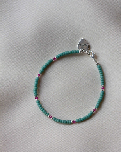 mintgroen met roze fijn kralenarmbandje met hartjes bedel
