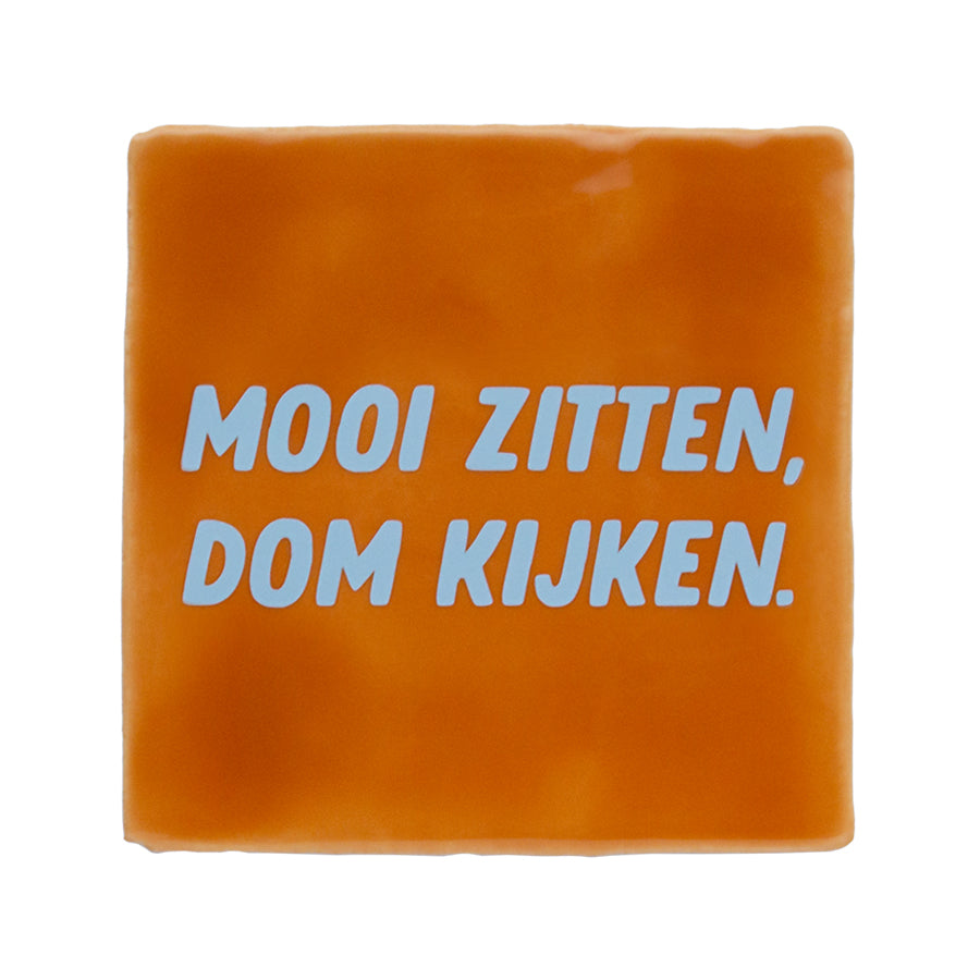 quote tegel met tekst mooi zitten dom kijken in kleur bruin met lichtblauw