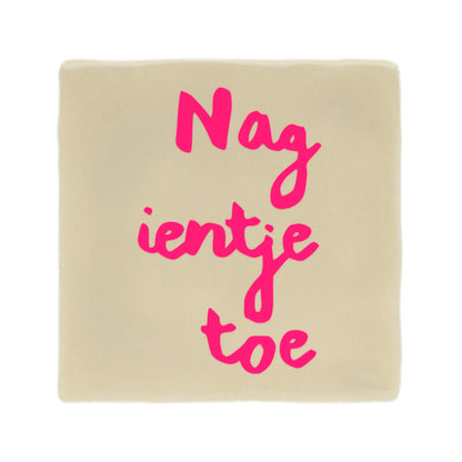 beige met neonroze tegel met west-friese tekst nag ientje toe