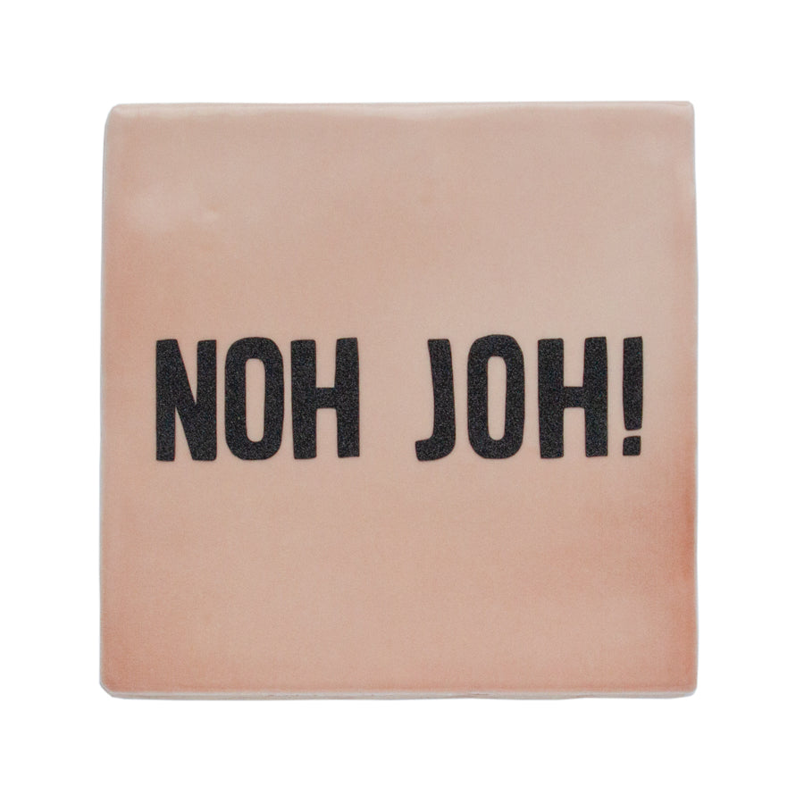 quote tegel met west-friese tekst noh joh in roze met zwart glitter letters