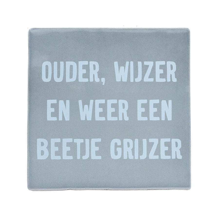blauwe tegel met tekst ouder, wijzer en weer een beetje grijzer origineel grappig verjaardagscadeau