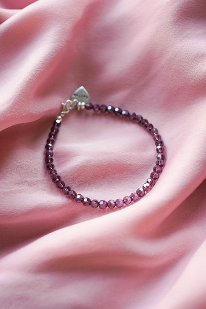 paars glimmend kralenarmbandje met hartjes bedel