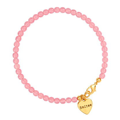 oranjeroze kralenarmbandje met goud slotje en hartjes bedel