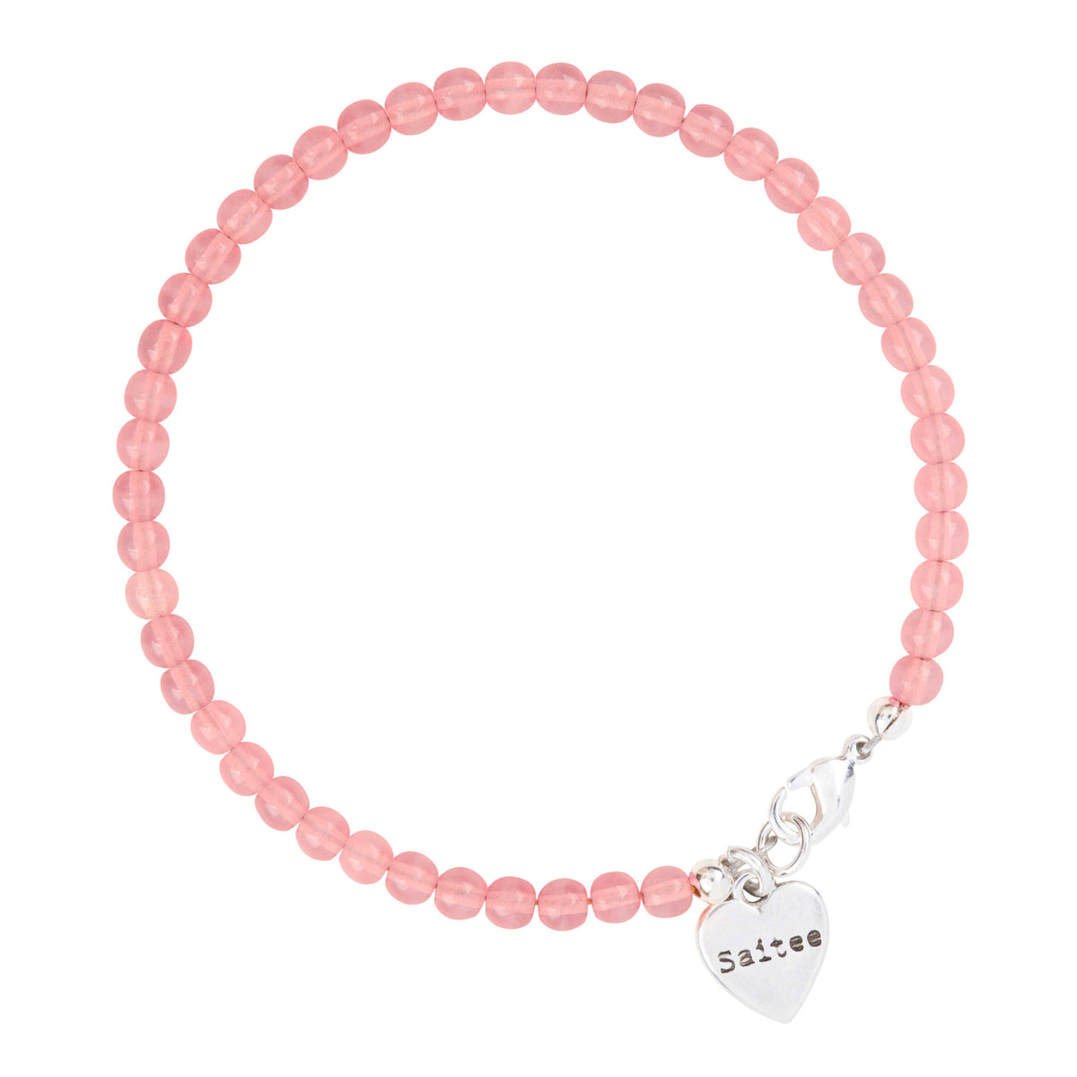 koraalroze kralenarmbandje met hartjes bedel