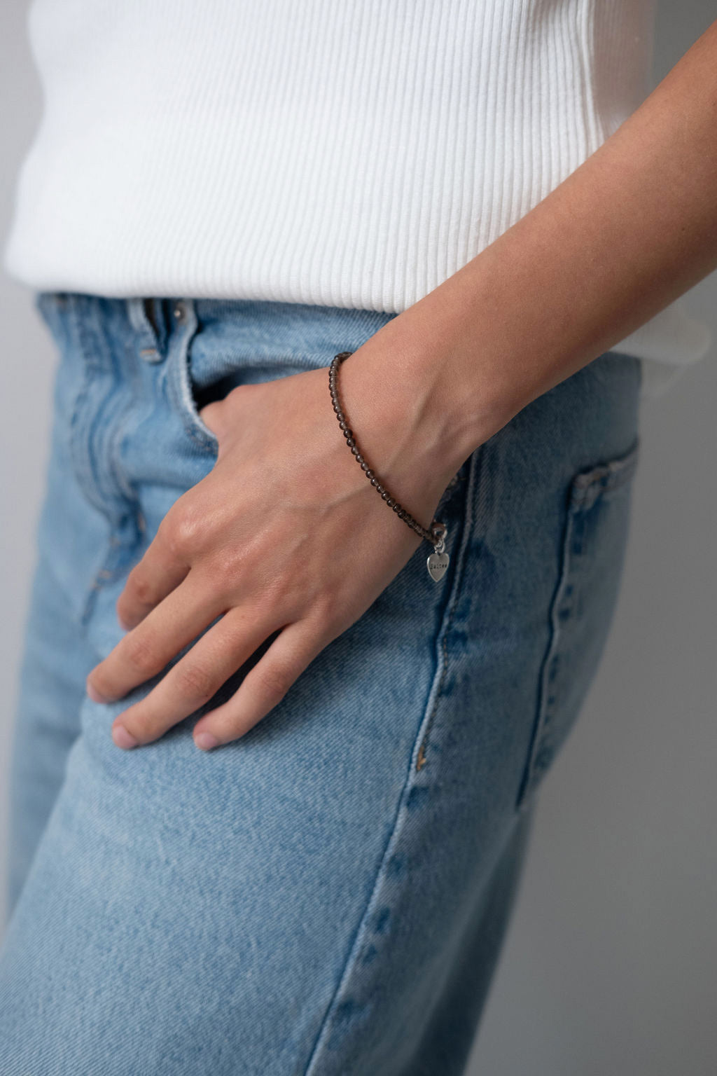 grijsbruin rookkwarts edelsteen armbandje om damespols